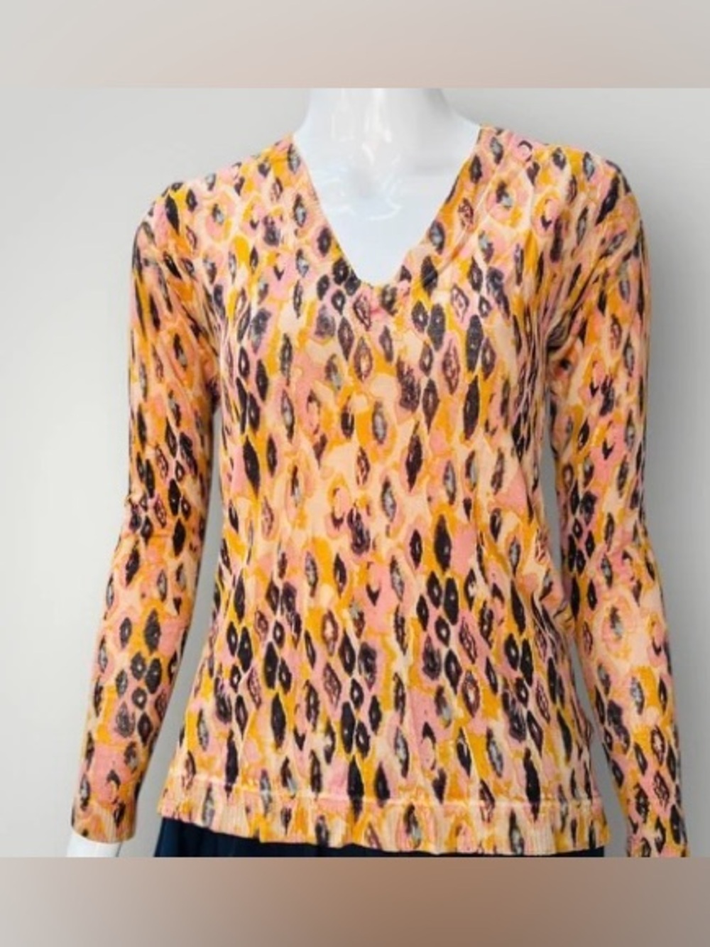 EMU Sweater Printed V-Neck Sweater in Pink Gold Long Sleeve Size Medium